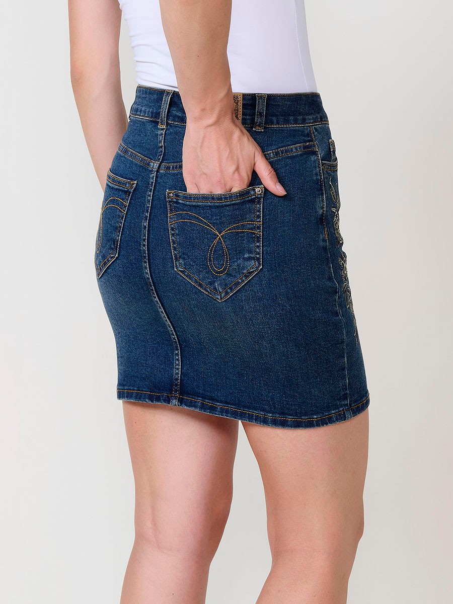Falda corta denim mujer azul oscuro con bordado floral y botones metálicos 3