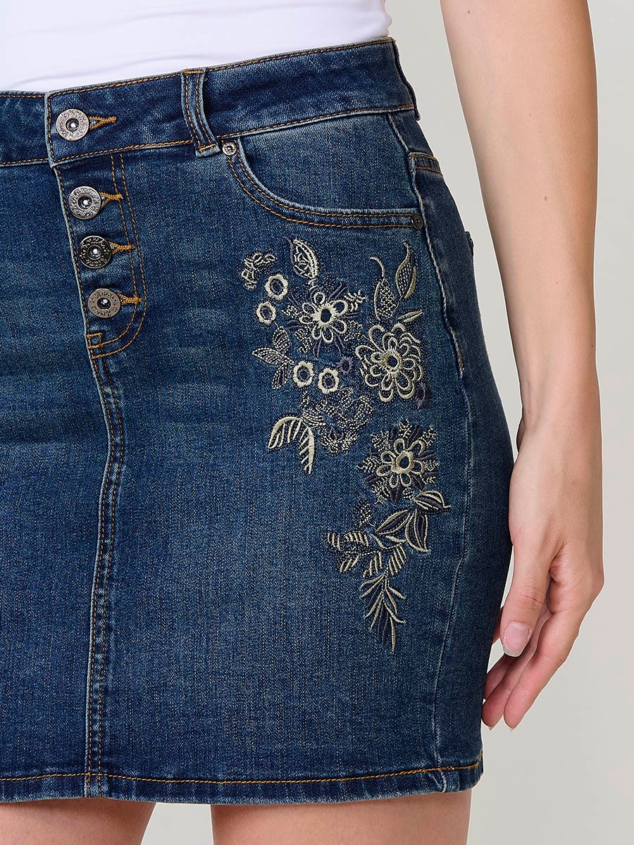 Falda corta denim mujer azul oscuro con bordado floral y botones metálicos 6