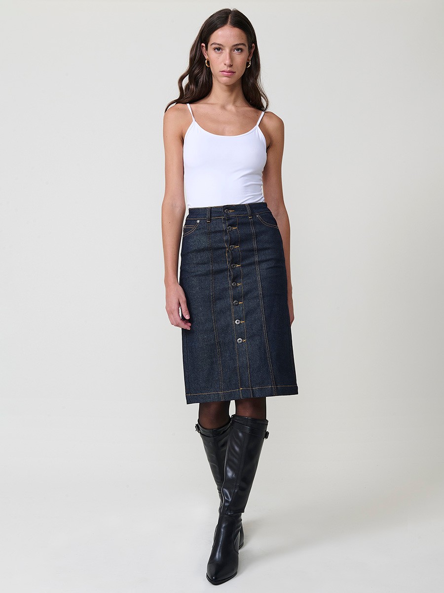 Falda midi de mujer en tejido vaquero elástico azul muy oscuro, con bolsillos y cierre con botones metálicos.