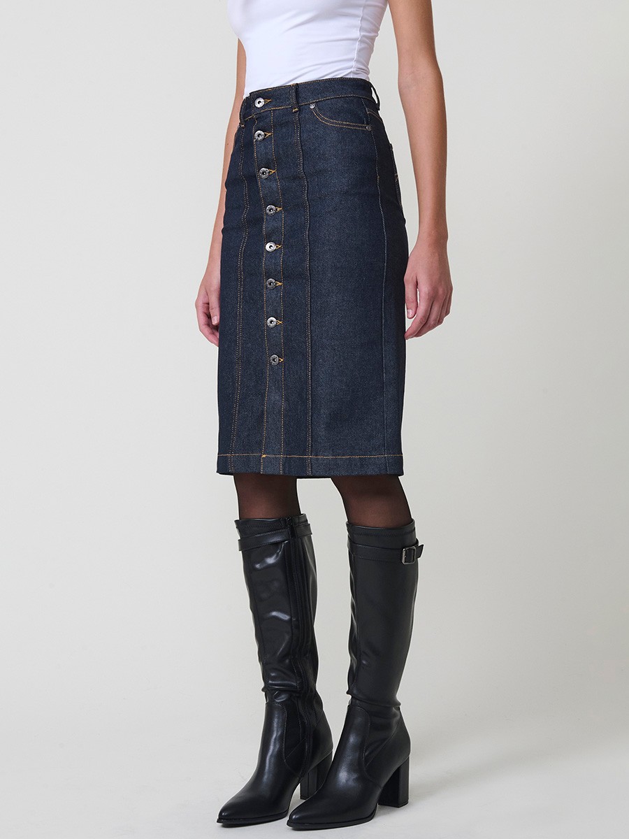 Falda midi de mujer en tejido vaquero elástico azul muy oscuro, con bolsillos y cierre con botones metálicos.