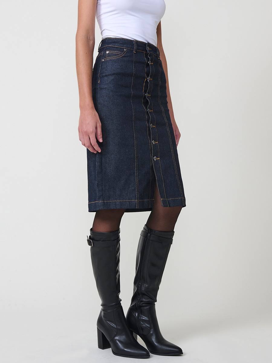 Falda midi de mujer en tejido vaquero elástico azul muy oscuro, con bolsillos y cierre con botones metálicos.