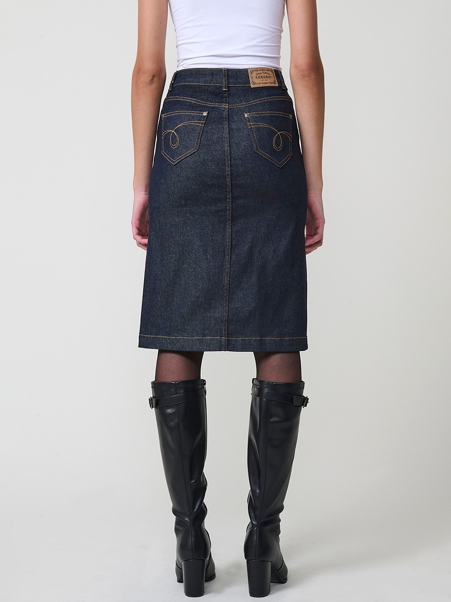 Falda midi de mujer en tejido vaquero elástico azul muy oscuro, con bolsillos y cierre con botones metálicos.