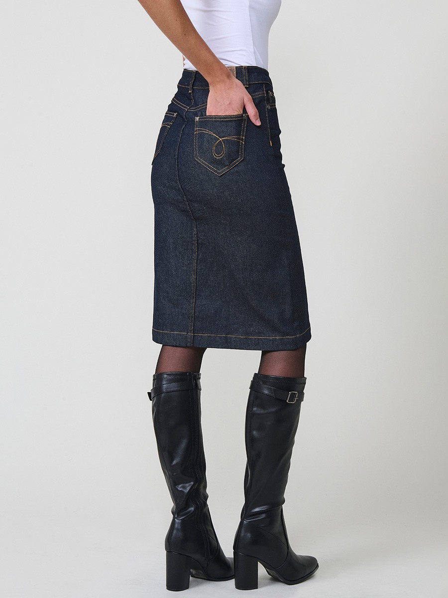 Falda midi de mujer en tejido vaquero elástico azul muy oscuro, con bolsillos y cierre con botones metálicos.
