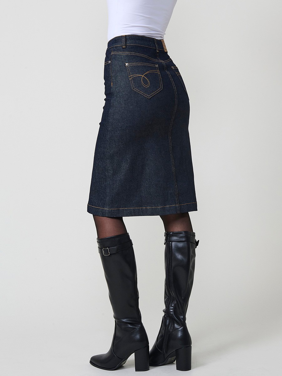 Falda midi de mujer en tejido vaquero elástico azul muy oscuro, con bolsillos y cierre con botones metálicos.