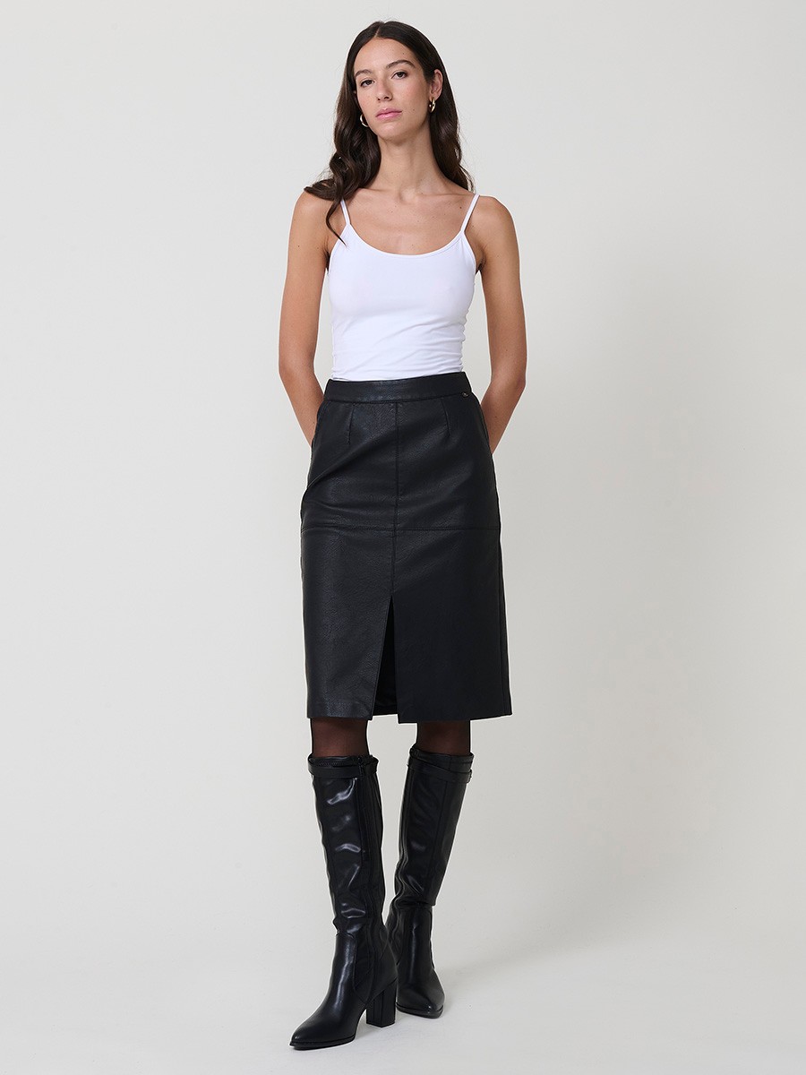 Jupe midi femme effet cuir avec poches latérales, fermeture éclair dos, fente avant et doublure intérieure.