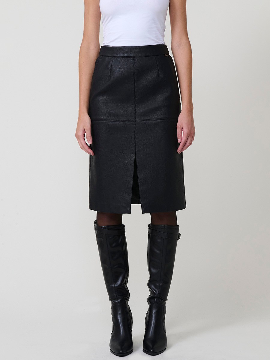 Jupe midi femme effet cuir avec poches latérales, fermeture éclair dos, fente avant et doublure intérieure.