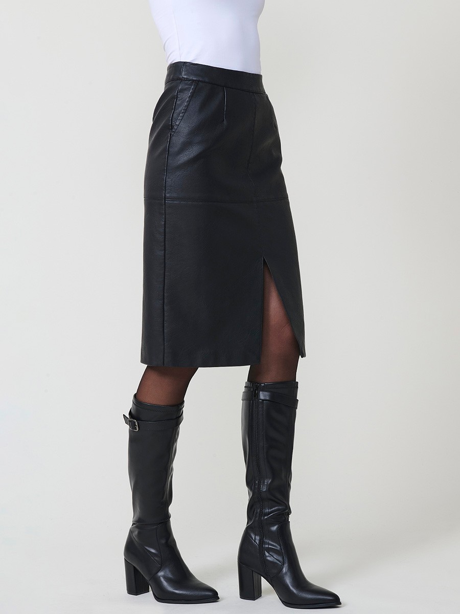 Jupe midi femme effet cuir avec poches latérales, fermeture éclair dos, fente avant et doublure intérieure.