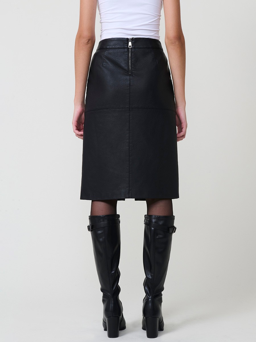 Jupe midi femme effet cuir avec poches latérales, fermeture éclair dos, fente avant et doublure intérieure.
