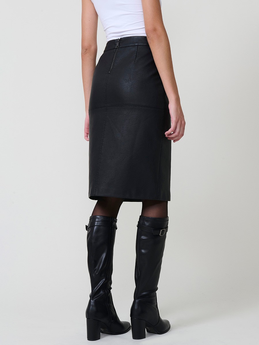 Jupe midi femme effet cuir avec poches latérales, fermeture éclair dos, fente avant et doublure intérieure.