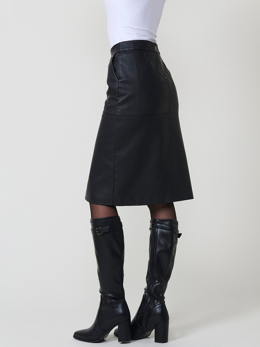 Jupe midi femme effet cuir avec poches latérales, fermeture éclair dos, fente avant et doublure intérieure.