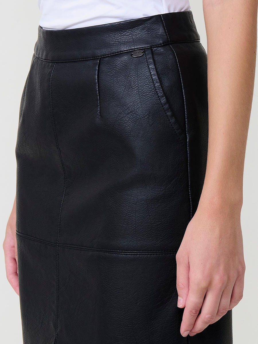 Jupe midi femme effet cuir avec poches latérales, fermeture éclair dos, fente avant et doublure intérieure.
