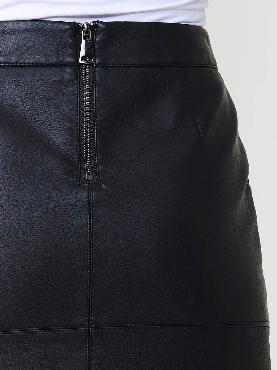 Jupe midi femme effet cuir avec poches latérales, fermeture éclair dos, fente avant et doublure intérieure.