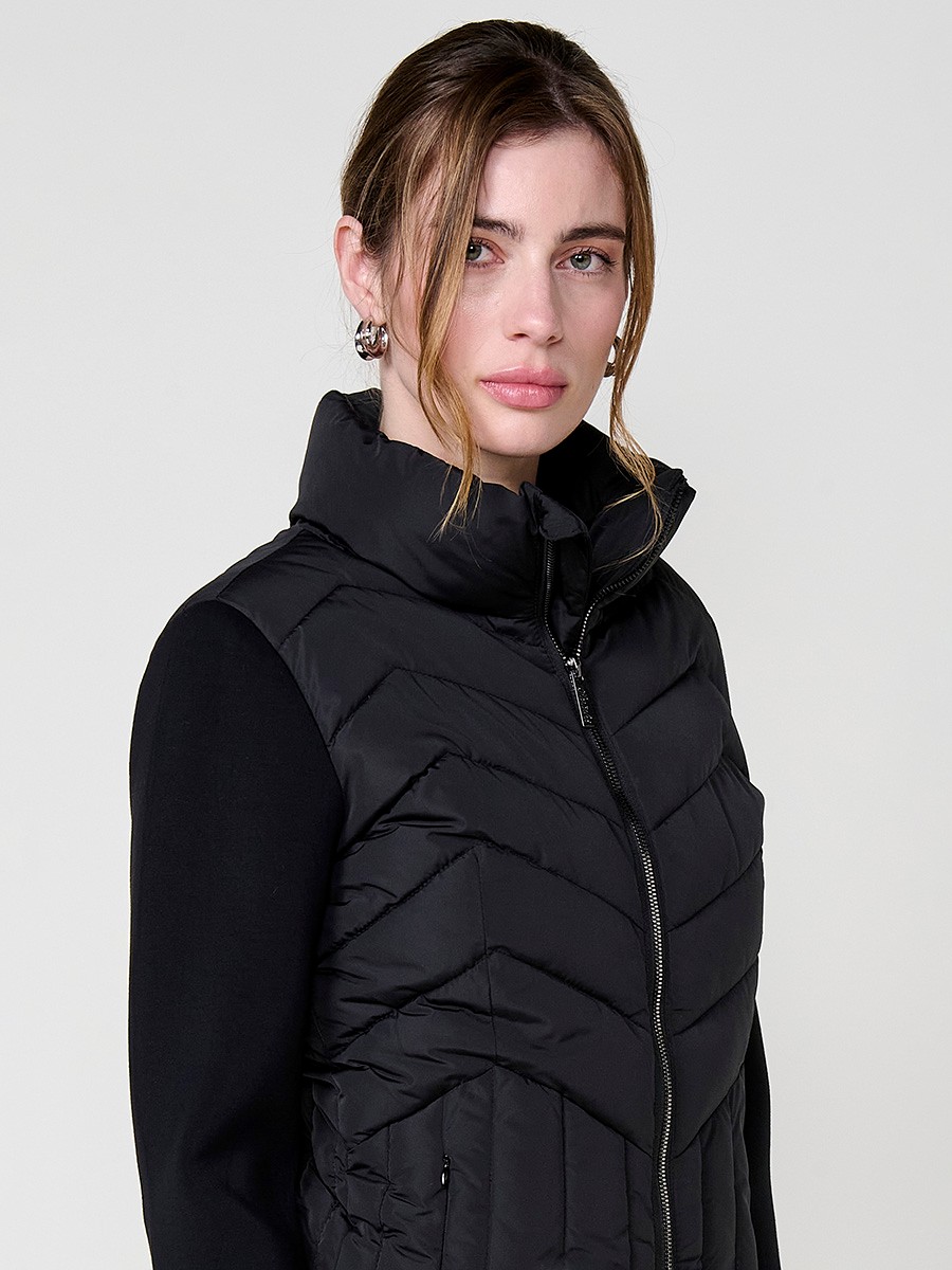 Veste femme en nylon matelassé et néoprène, col montant, fermeture zip métallique, poches cachées et plaque logo Koröshi.