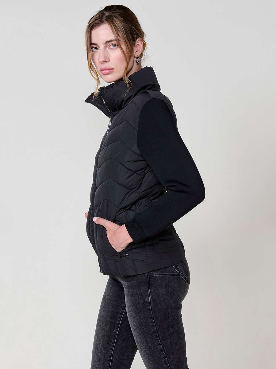 Veste femme en nylon matelassé et néoprène, col montant, fermeture zip métallique, poches cachées et plaque logo Koröshi.