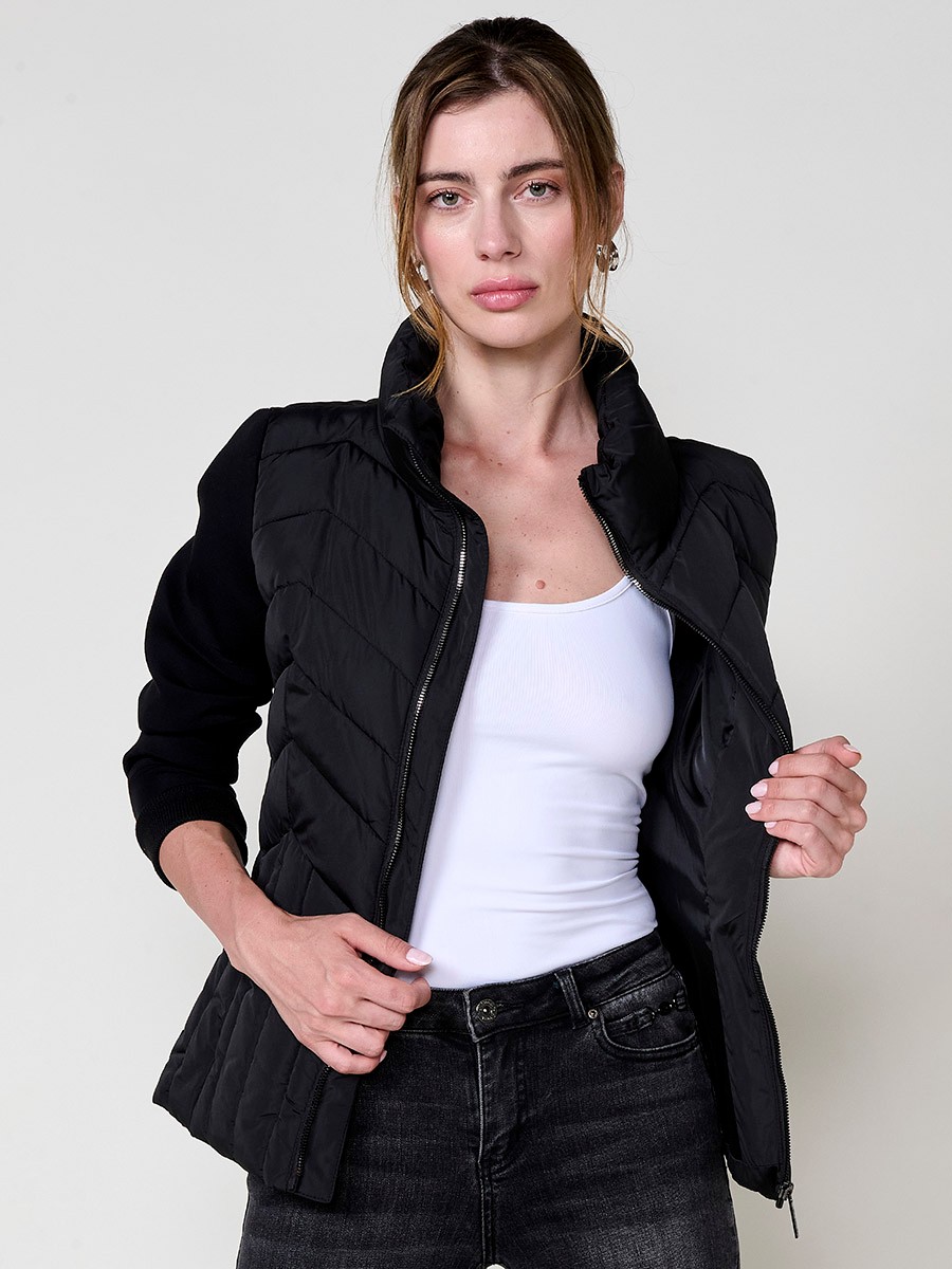 Veste femme en nylon matelassé et néoprène, col montant, fermeture zip métallique, poches cachées et plaque logo Koröshi.