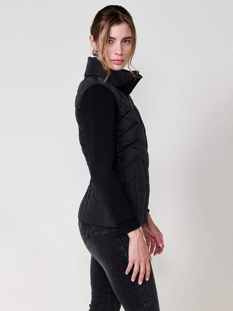 Veste femme en nylon matelassé et néoprène, col montant, fermeture zip métallique, poches cachées et plaque logo Koröshi.