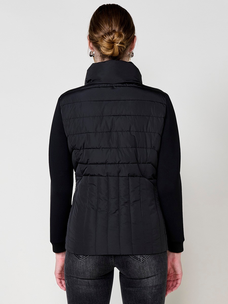 Veste femme en nylon matelassé et néoprène, col montant, fermeture zip métallique, poches cachées et plaque logo Koröshi.