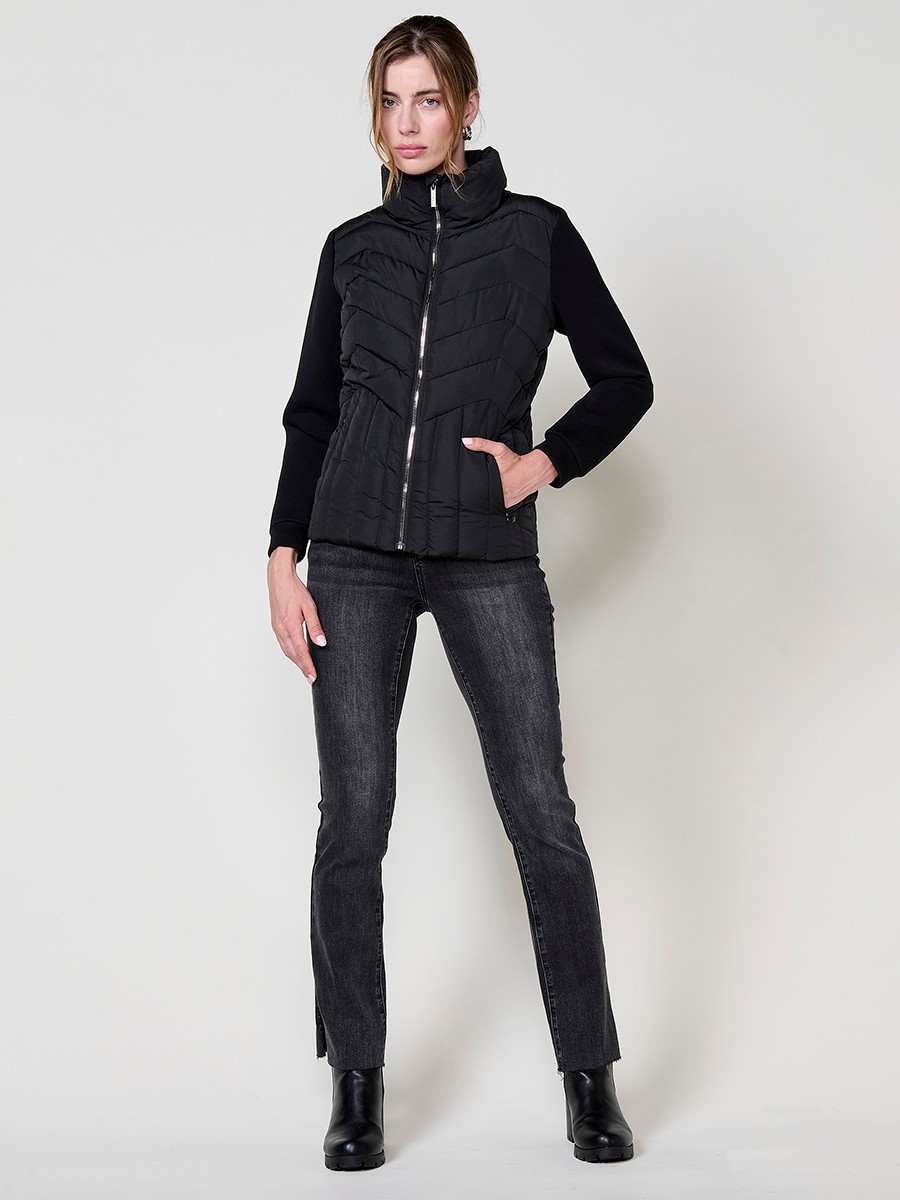 Veste femme en nylon matelassé et néoprène, col montant, fermeture zip métallique, poches cachées et plaque logo Koröshi.