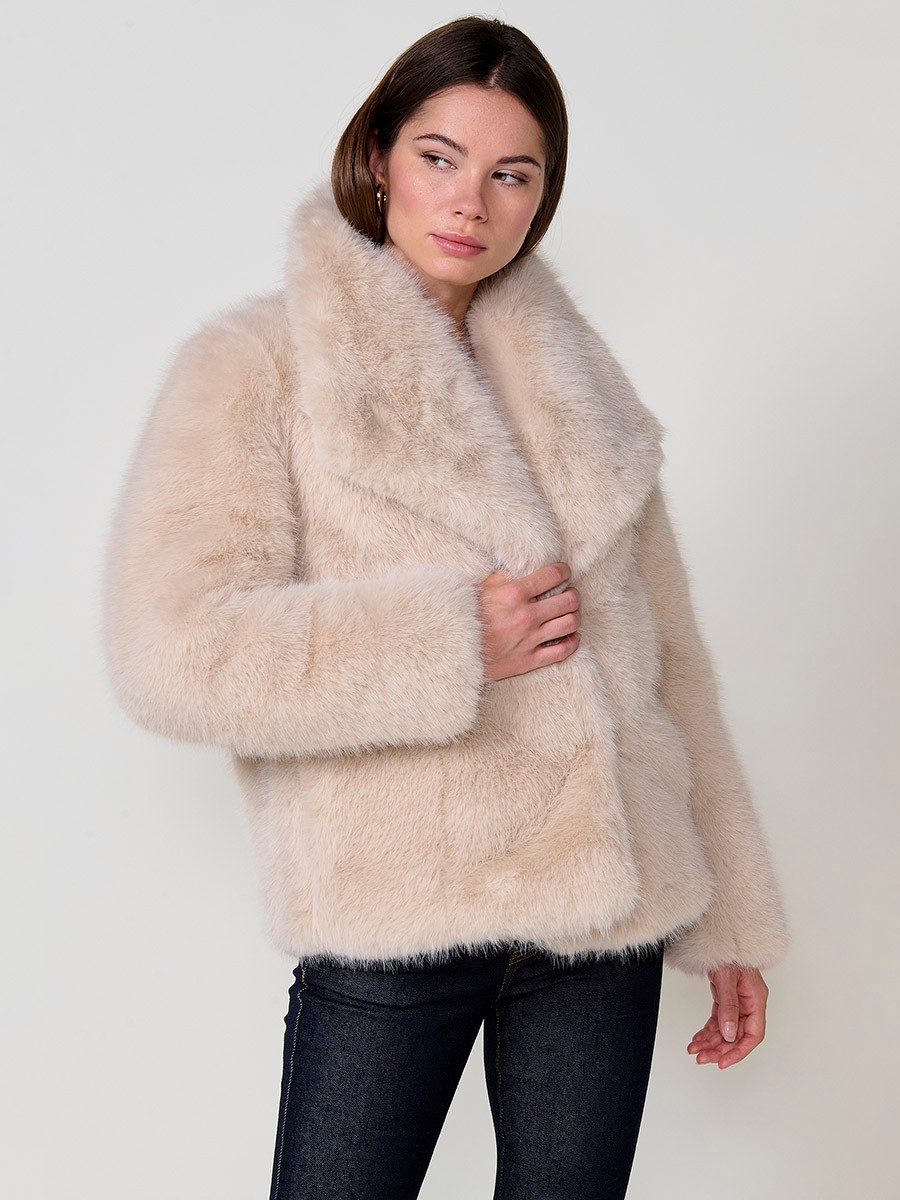 Chaqueta de mujer efecto pelo en color crudo, cuello solapa, bolsillos laterales y cierre frontal con botones ocultos.