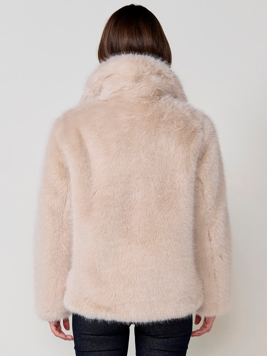 Chaqueta de mujer efecto pelo en color crudo, cuello solapa, bolsillos laterales y cierre frontal con botones ocultos.