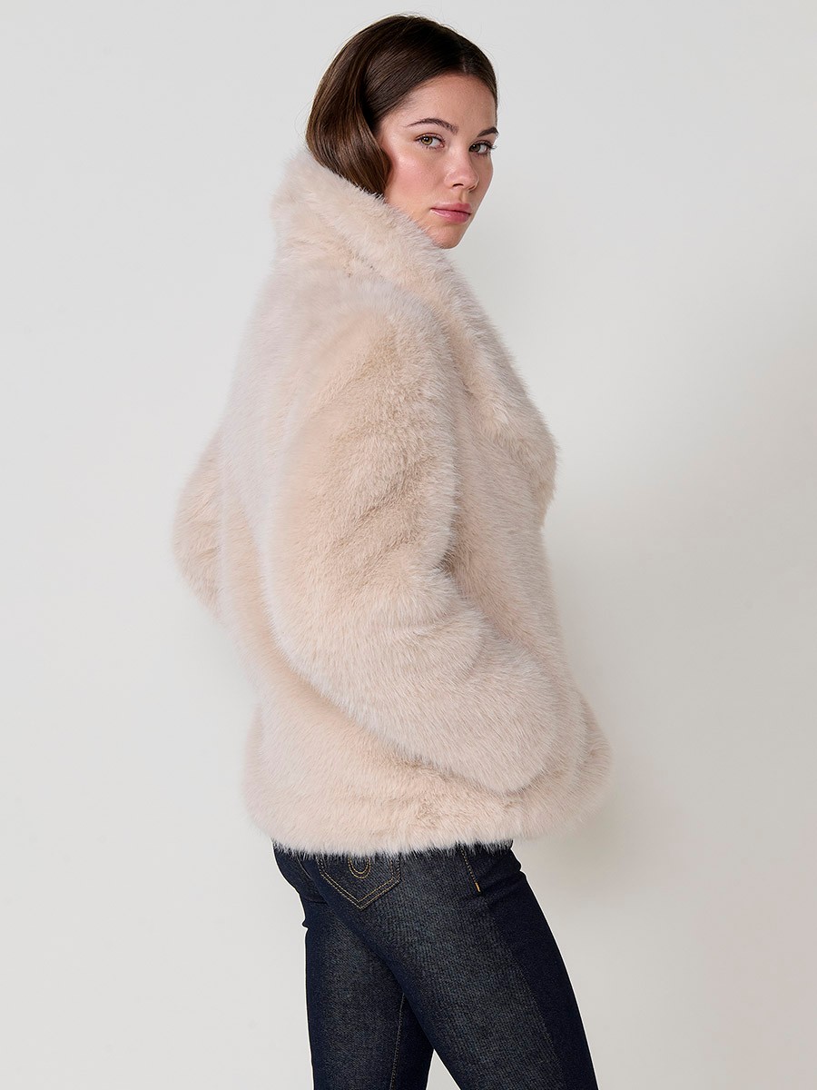 Chaqueta de mujer efecto pelo en color crudo, cuello solapa, bolsillos laterales y cierre frontal con botones ocultos.