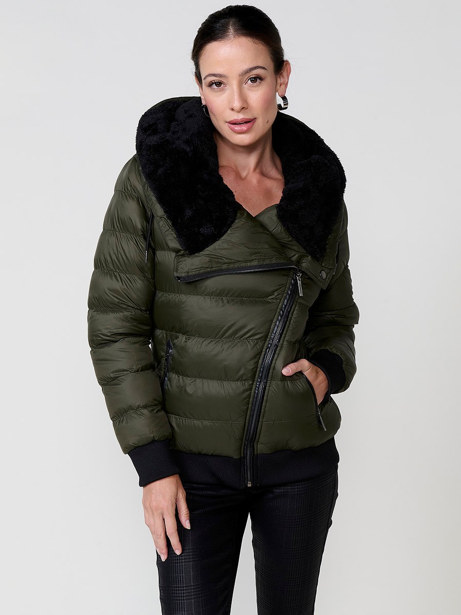 Chaqueta de mujer acolchada en color kaki, capucha con forro efecto pelo, cierre diagonal con cremallera metálica y bolsillos con detalles efecto piel.