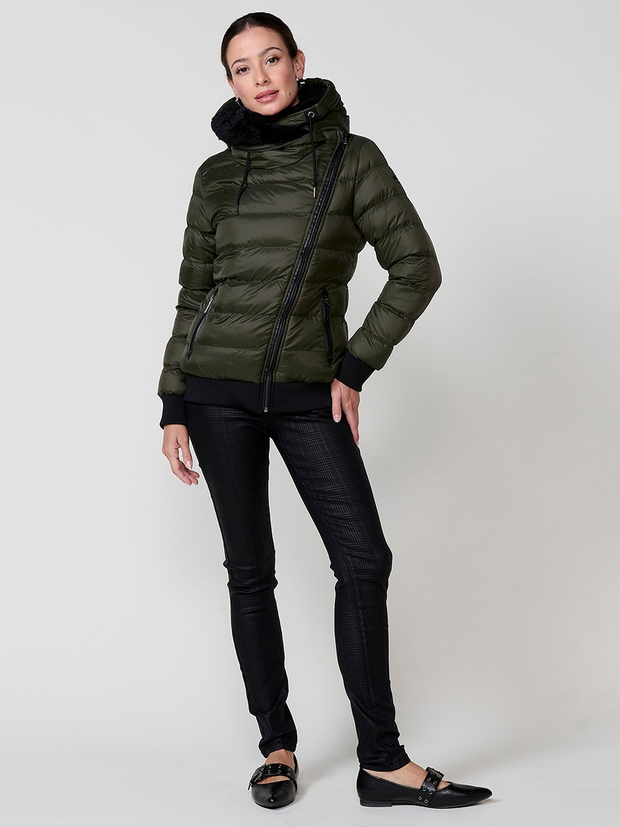 Chaqueta de mujer acolchada en color kaki, capucha con forro efecto pelo, cierre diagonal con cremallera metálica y bolsillos con detalles efecto piel.