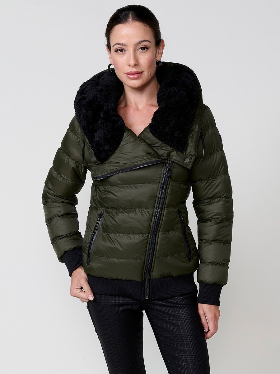 Chaqueta de mujer acolchada en color kaki, capucha con forro efecto pelo, cierre diagonal con cremallera metálica y bolsillos con detalles efecto piel.