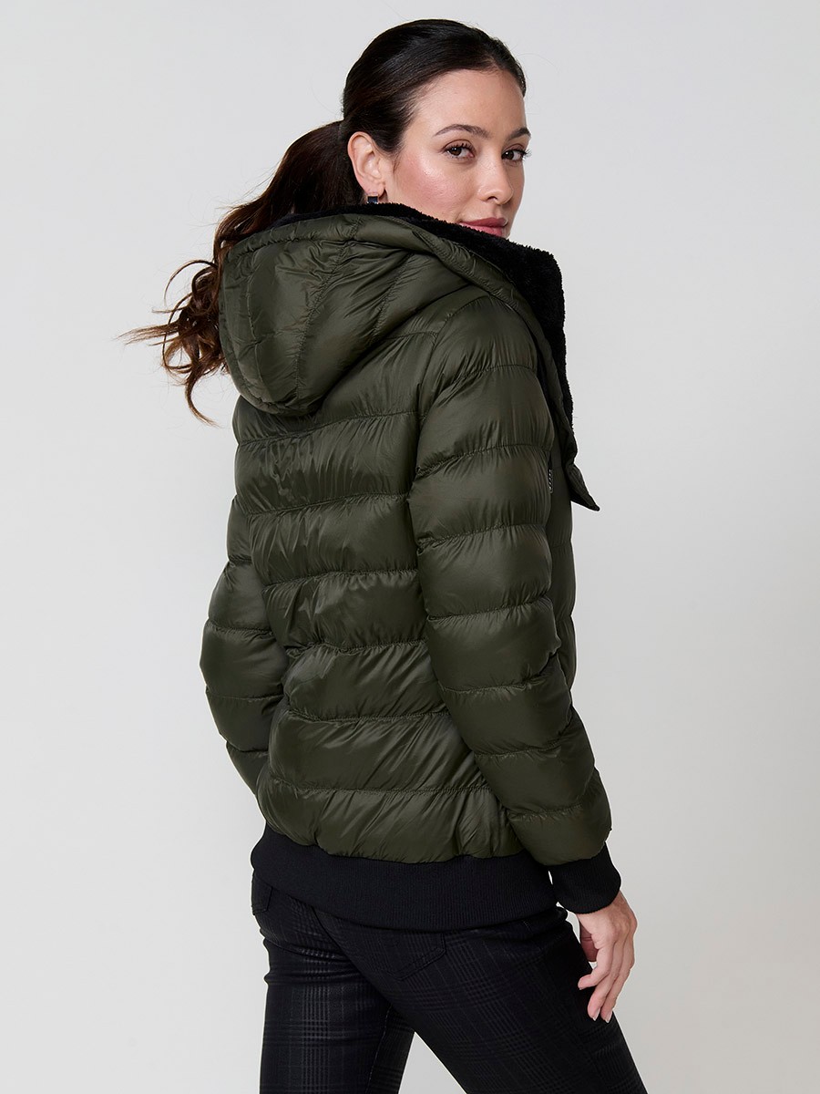 Chaqueta de mujer acolchada en color kaki, capucha con forro efecto pelo, cierre diagonal con cremallera metálica y bolsillos con detalles efecto piel.