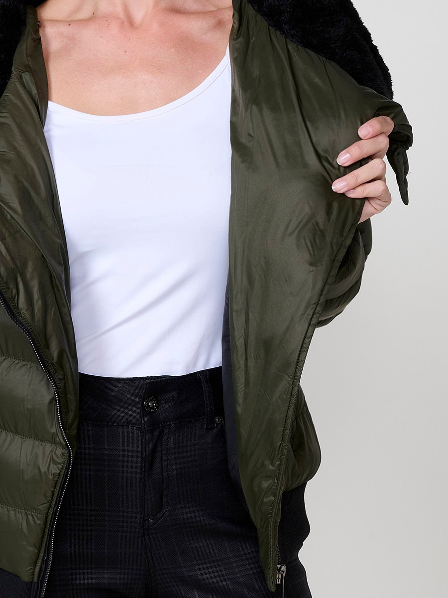 Chaqueta de mujer acolchada en color kaki, capucha con forro efecto pelo, cierre diagonal con cremallera metálica y bolsillos con detalles efecto piel.