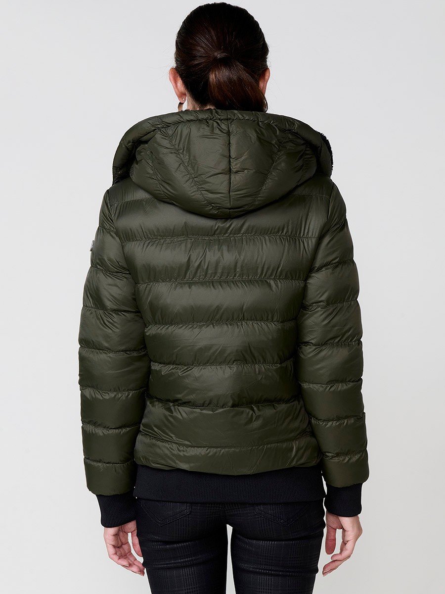 Chaqueta de mujer acolchada en color kaki, capucha con forro efecto pelo, cierre diagonal con cremallera metálica y bolsillos con detalles efecto piel.
