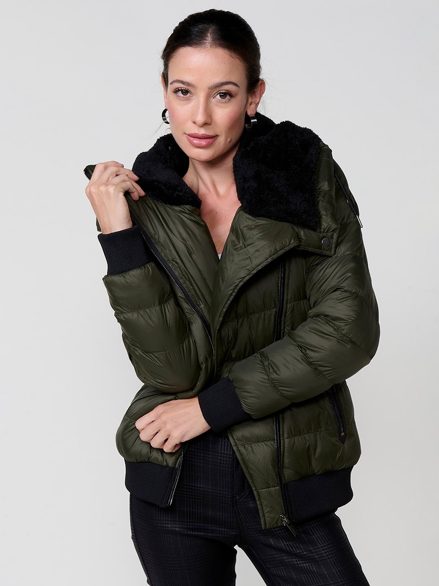 Chaqueta de mujer acolchada en color kaki, capucha con forro efecto pelo, cierre diagonal con cremallera metálica y bolsillos con detalles efecto piel.