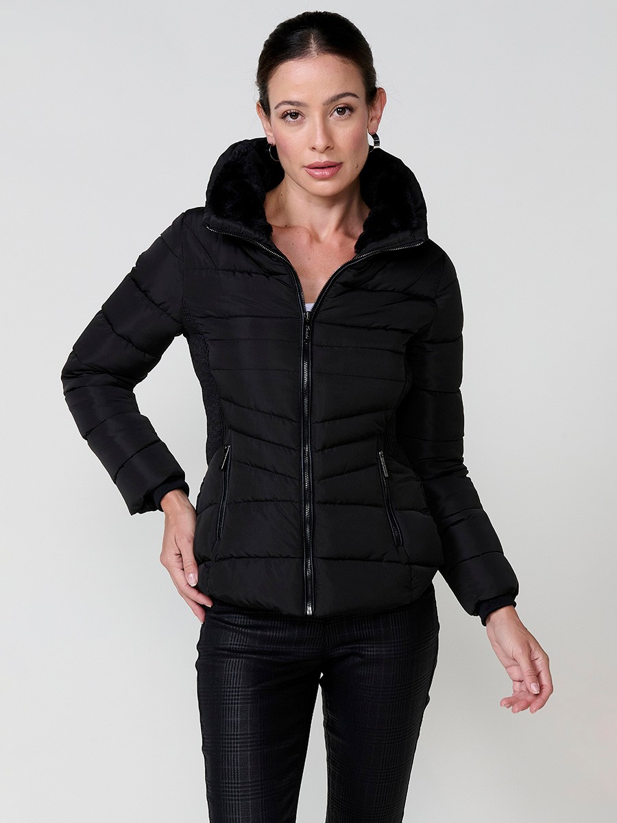Chaqueta acolchada de mujer en color negro, cuello alto con forro efecto pelo, bolsillos laterales con cremallera y pespuntes canalé en los laterales.