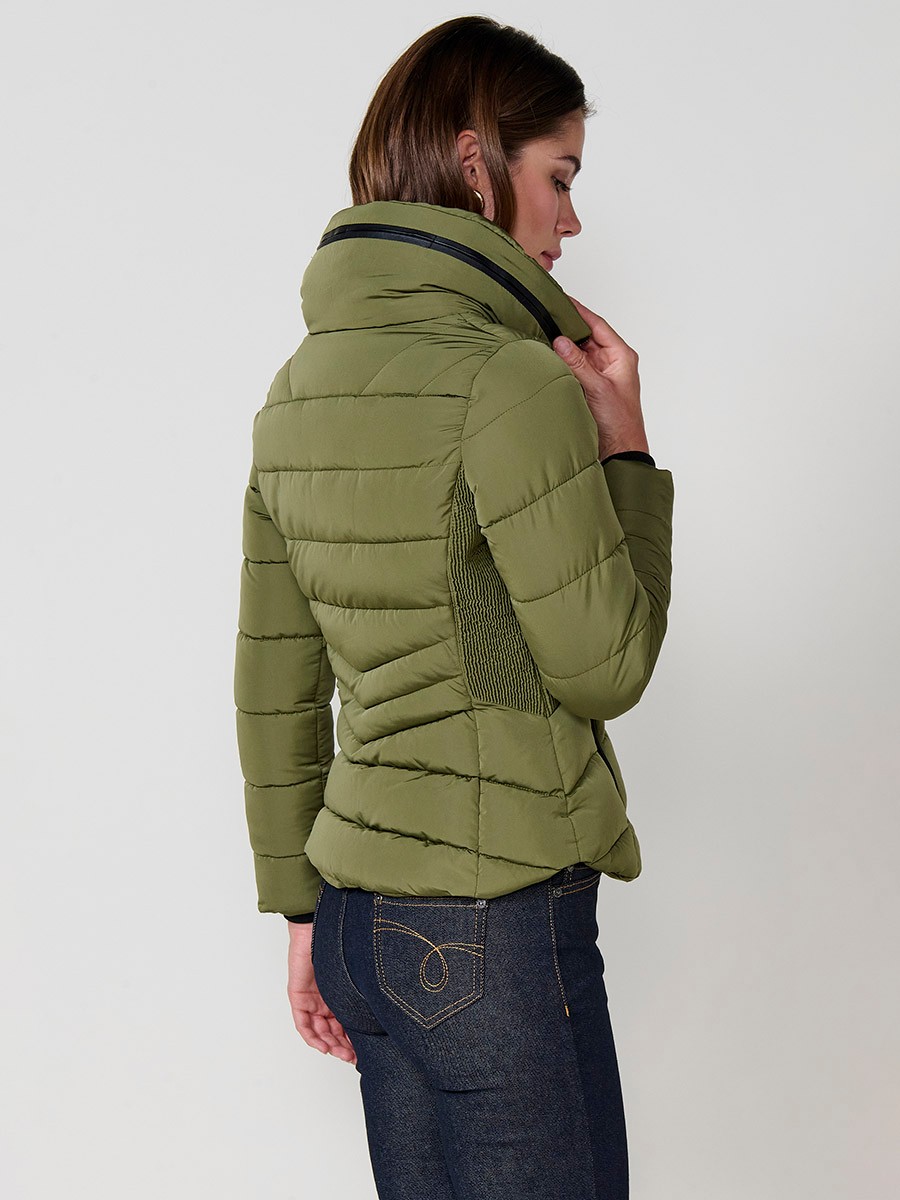 Chaqueta acolchada de mujer en color kaki, cuello alto con forro efecto pelo, bolsillos laterales con cremallera y detalle de pespuntes canalé.