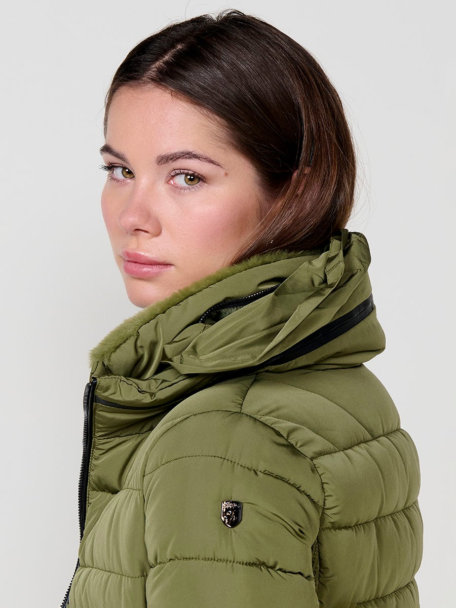 Chaqueta acolchada de mujer en color kaki, cuello alto con forro efecto pelo, bolsillos laterales con cremallera y detalle de pespuntes canalé.
