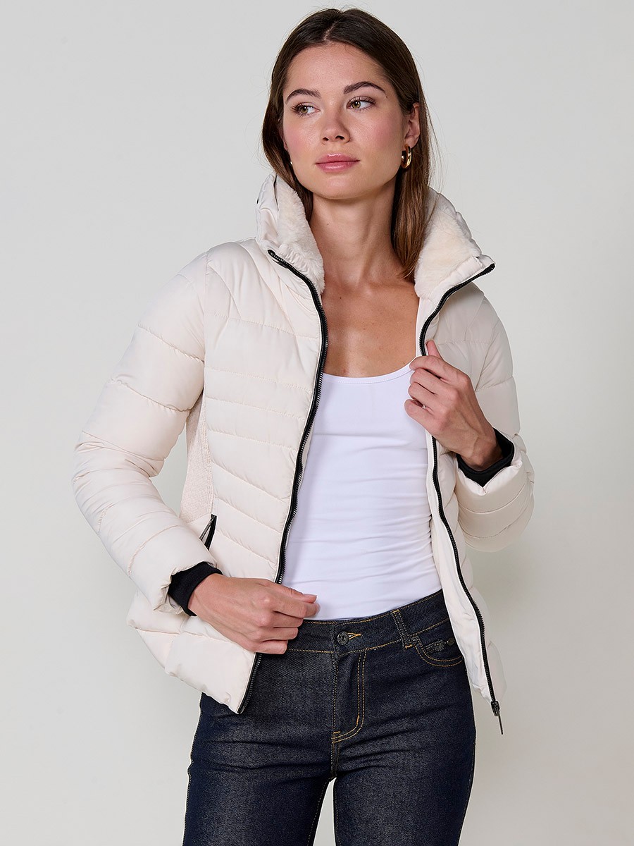 Chaqueta acolchada de mujer en color crudo, cuello alto con forro efecto pelo, bolsillos laterales con cremallera y detalle de pespuntes canalé.