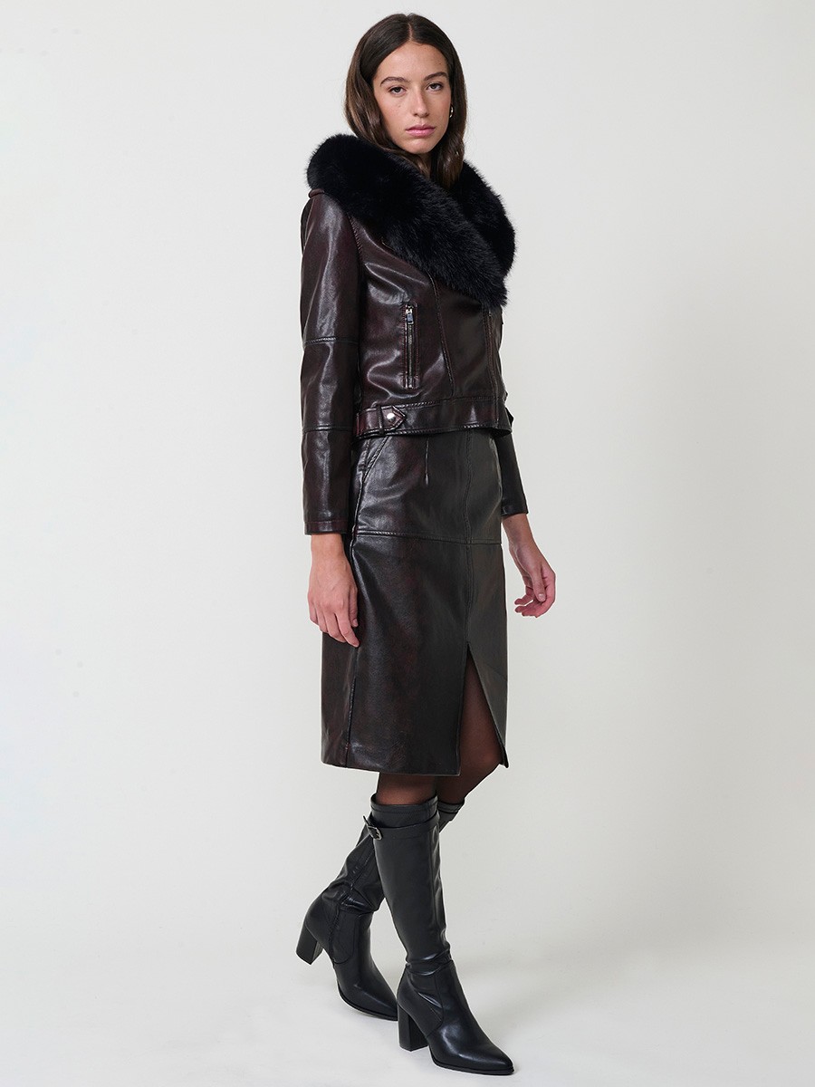 Women’s biker jacket in burgundy faux leather with faux fur lining, quilted sleeves, removable collar and zipper pockets. 6