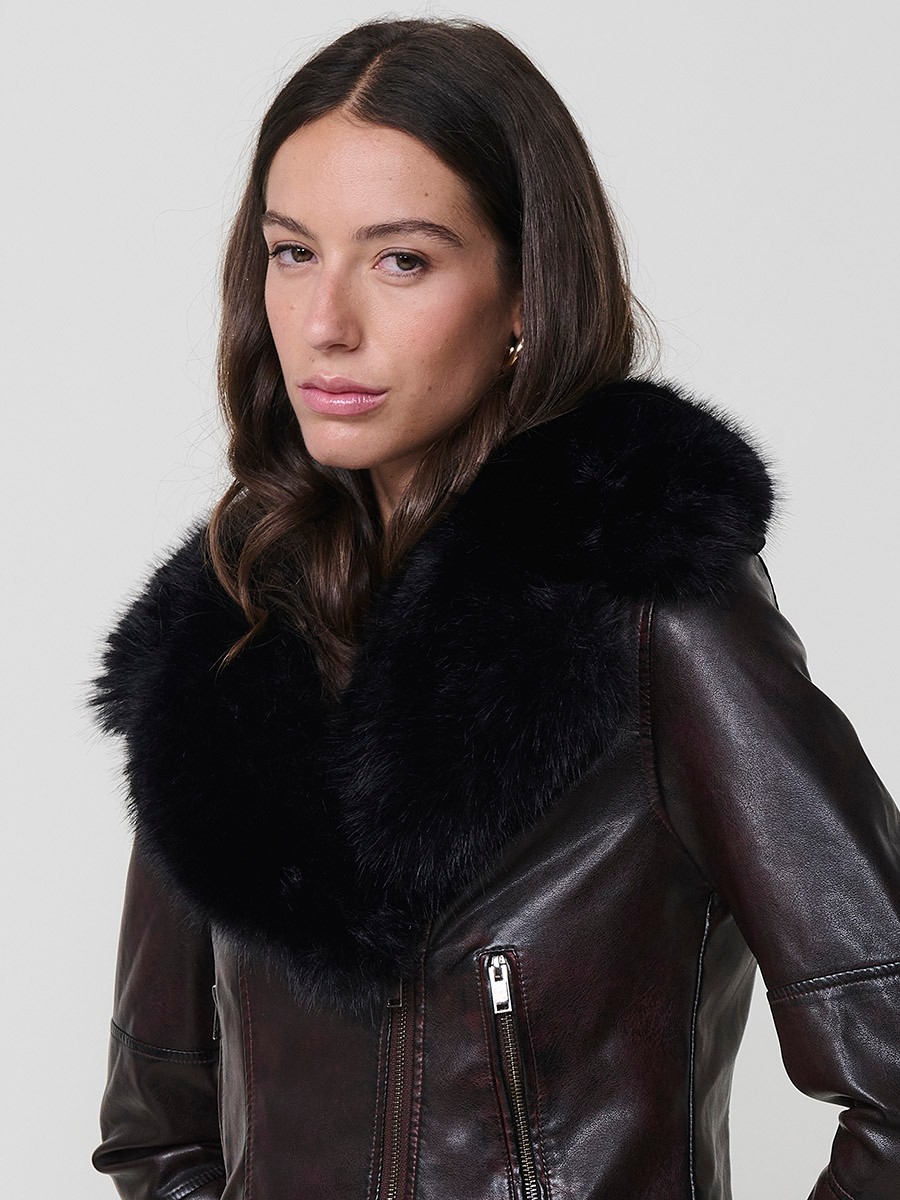 Women’s biker jacket in burgundy faux leather with faux fur lining, quilted sleeves, removable collar and zipper pockets. 1