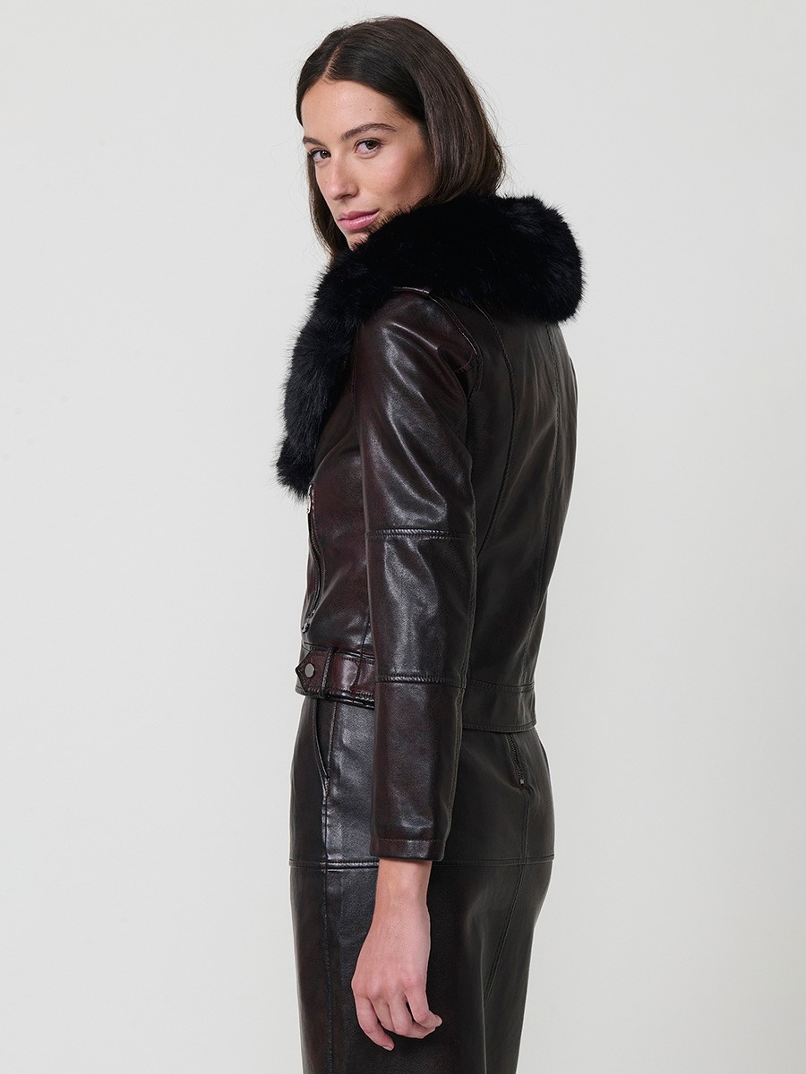 Women’s biker jacket in burgundy faux leather with faux fur lining, quilted sleeves, removable collar and zipper pockets. 7