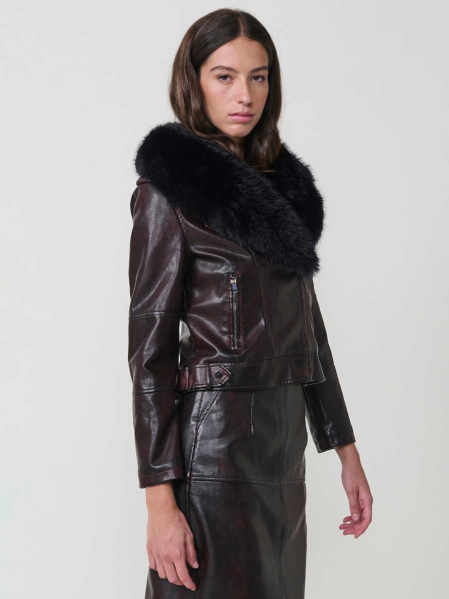 Women’s biker jacket in burgundy faux leather with faux fur lining, quilted sleeves, removable collar and zipper pockets. 9