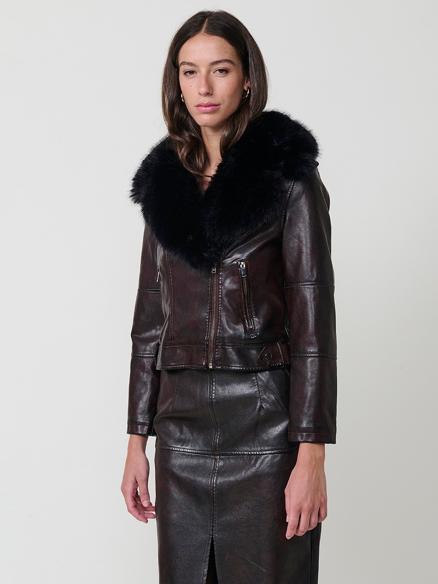 Women’s biker jacket in burgundy faux leather with faux fur lining, quilted sleeves, removable collar and zipper pockets. 4