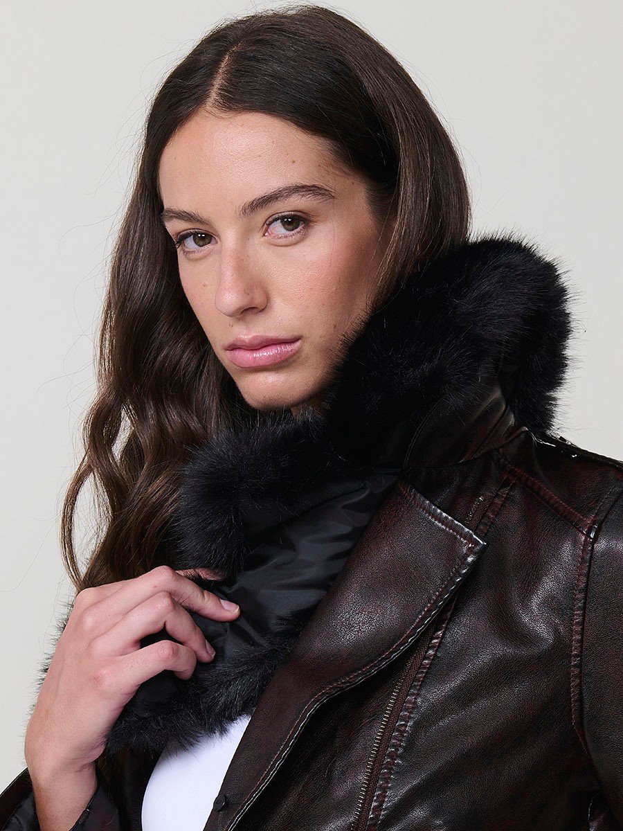 Women’s biker jacket in burgundy faux leather with faux fur lining, quilted sleeves, removable collar and zipper pockets. 5