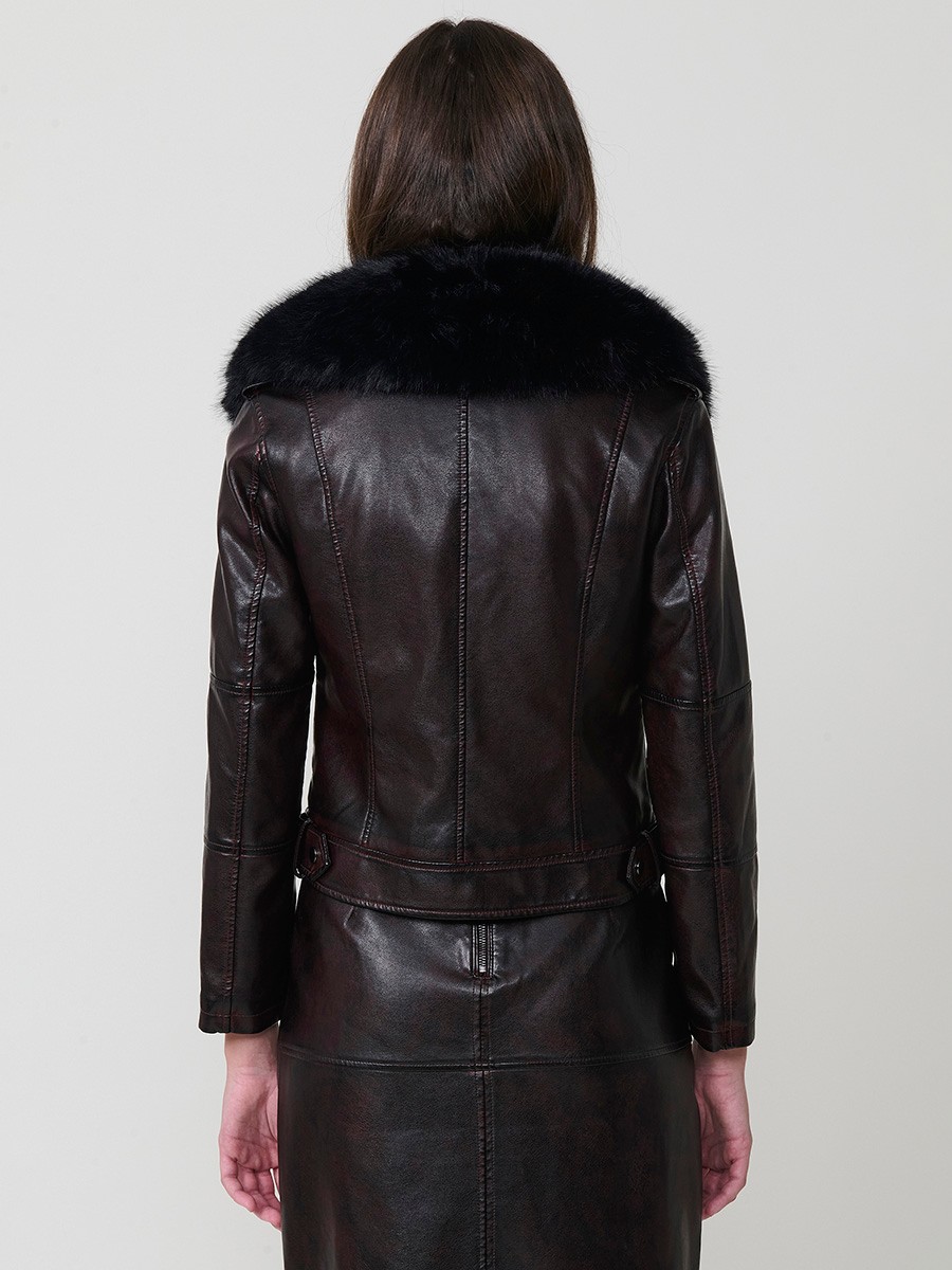 Women’s biker jacket in burgundy faux leather with faux fur lining, quilted sleeves, removable collar and zipper pockets. 3