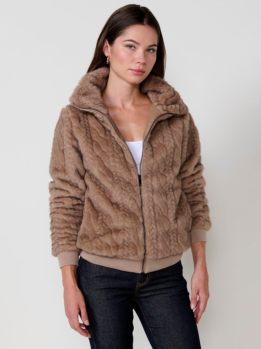 Chaqueta de mujer efecto pelo en color beige, cuello alto, cierre con cremallera metálica, bolsillos laterales y puños de canalé.