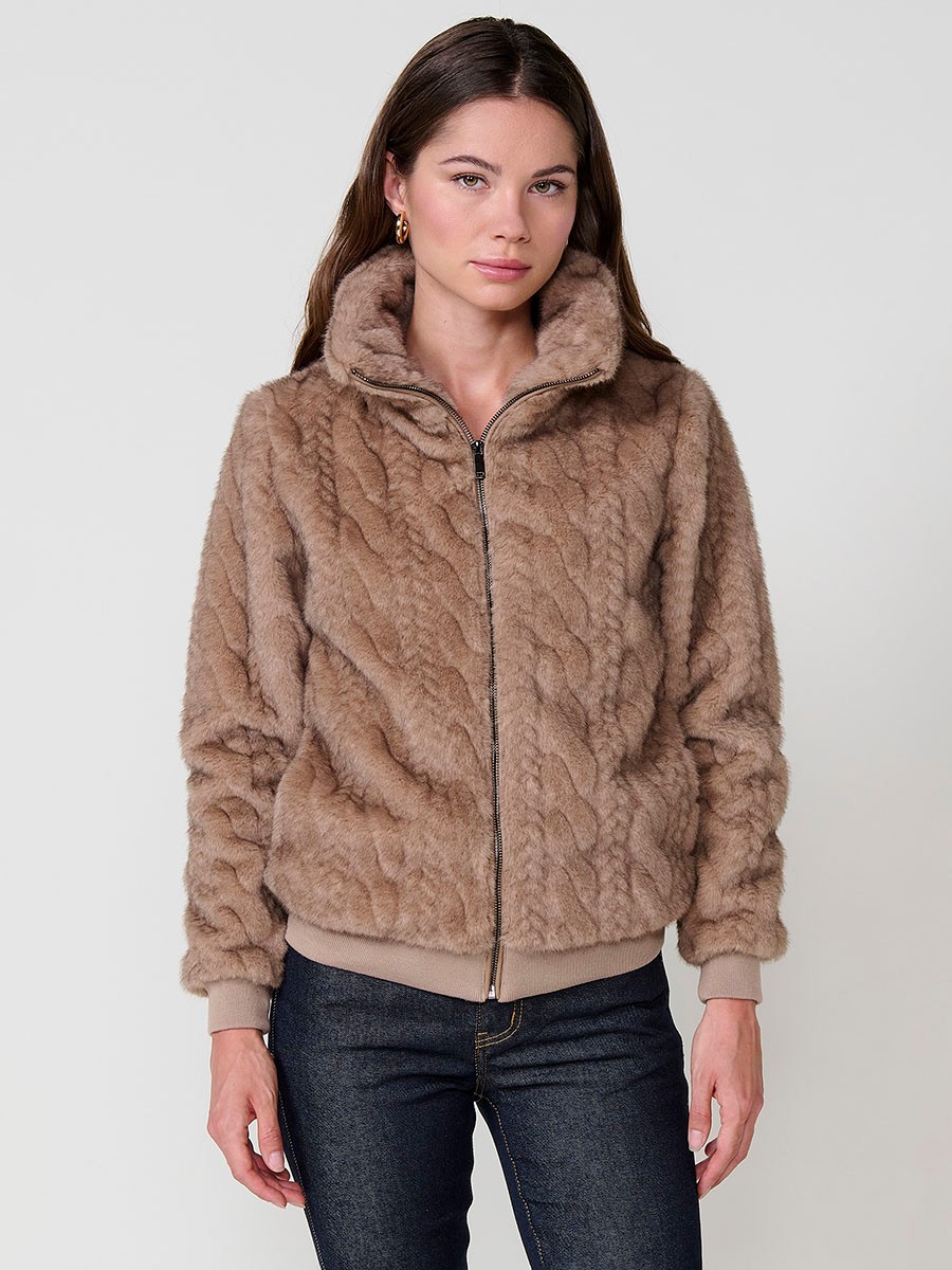 Chaqueta de mujer efecto pelo en color beige, cuello alto, cierre con cremallera metálica, bolsillos laterales y puños de canalé.