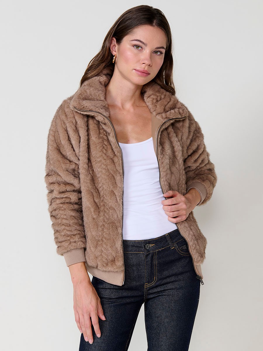 Chaqueta de mujer efecto pelo en color beige, cuello alto, cierre con cremallera metálica, bolsillos laterales y puños de canalé.