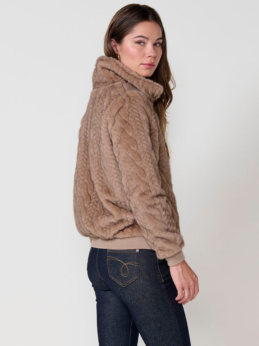 Chaqueta de mujer efecto pelo en color beige, cuello alto, cierre con cremallera metálica, bolsillos laterales y puños de canalé.