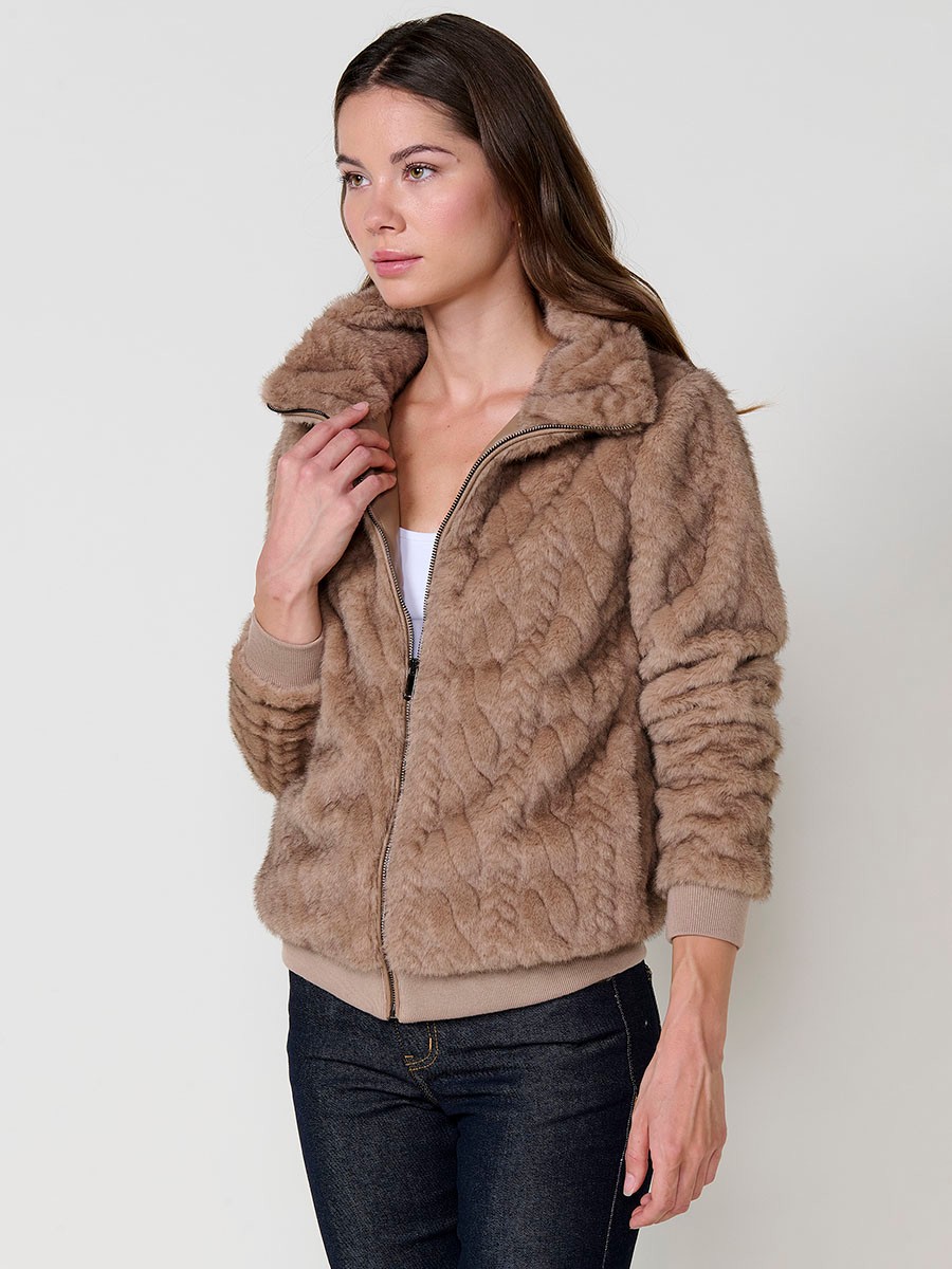 Chaqueta de mujer efecto pelo en color beige, cuello alto, cierre con cremallera metálica, bolsillos laterales y puños de canalé.