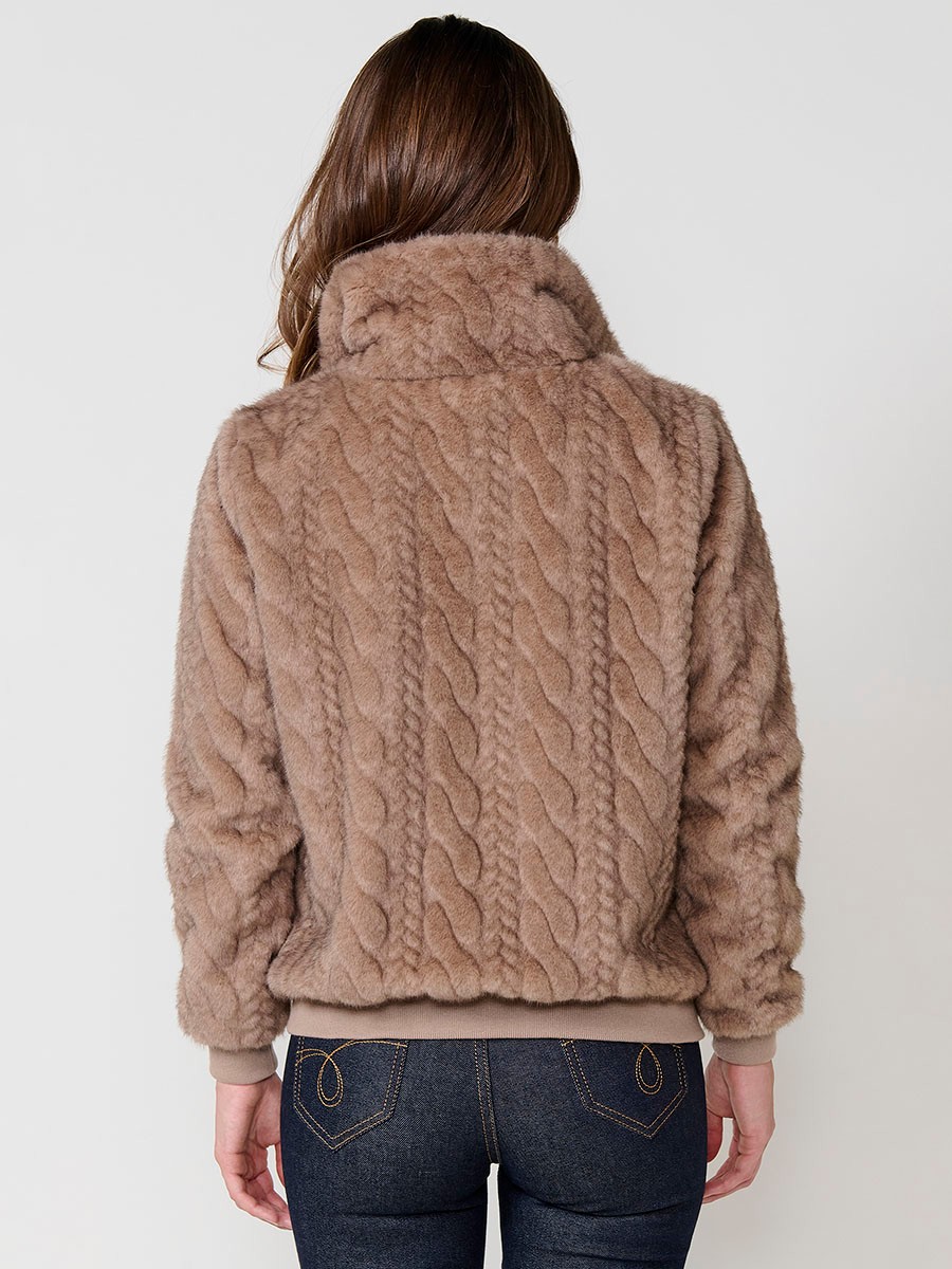 Chaqueta de mujer efecto pelo en color beige, cuello alto, cierre con cremallera metálica, bolsillos laterales y puños de canalé.