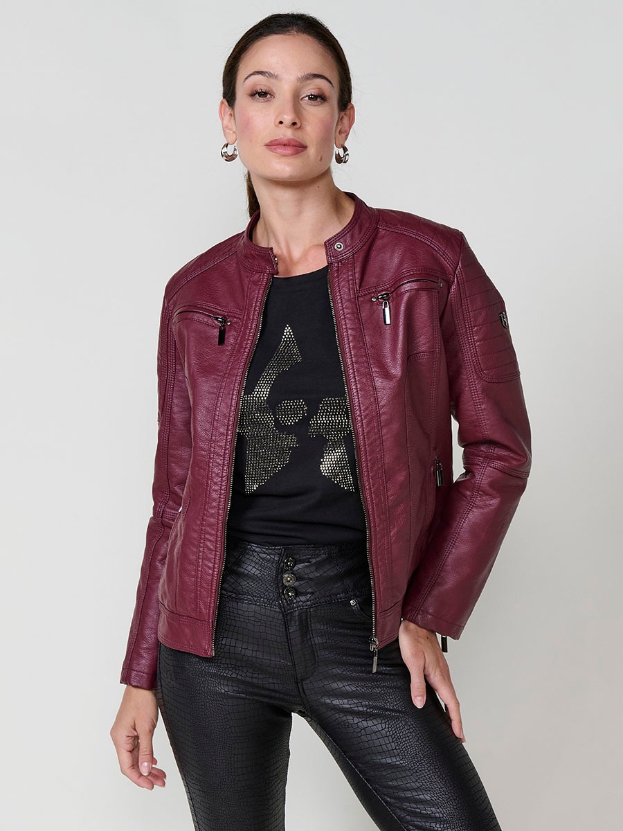 Women’s biker jacket in burgundy faux leather, mao collar, metallic zipper closure and decorative chest pockets.